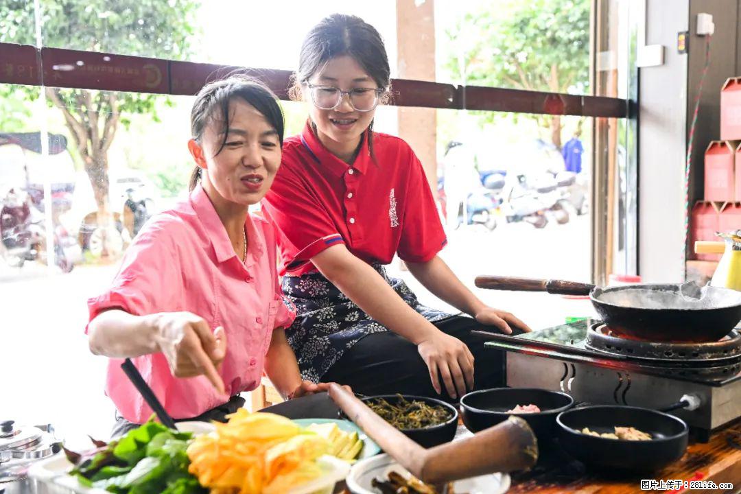 全网追的“扁担女孩”，找了一份暑假工，时薪12元 - 鄂尔多斯生活资讯 - 鄂尔多斯28生活网 erds.28life.net