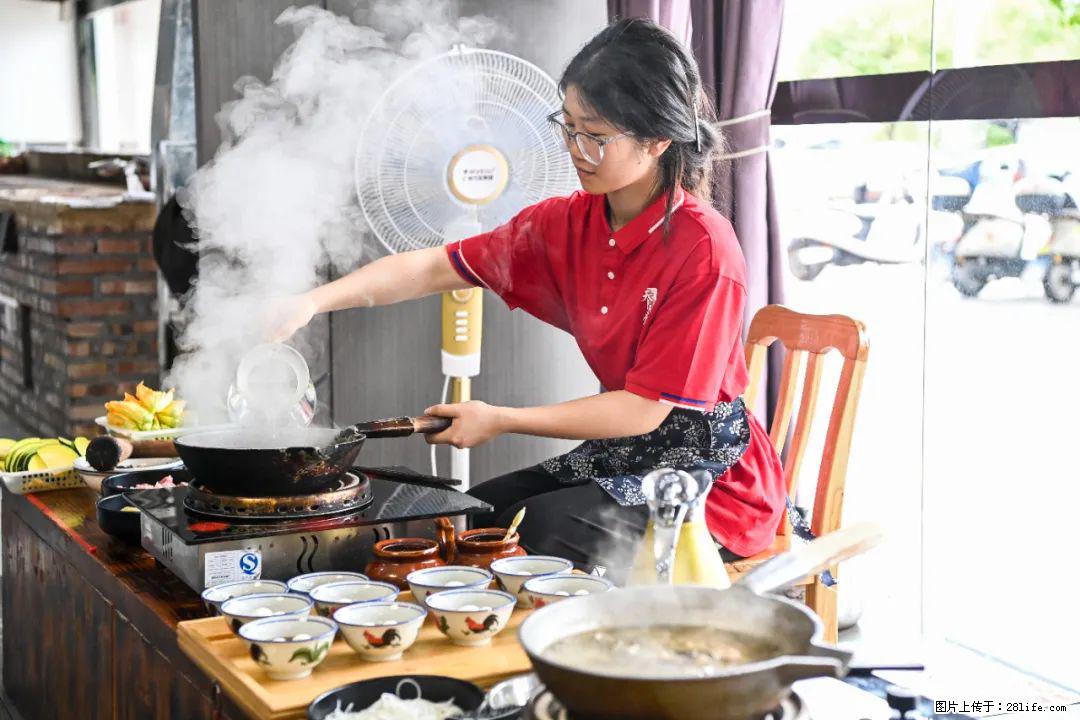全网追的“扁担女孩”，找了一份暑假工，时薪12元 - 鄂尔多斯生活资讯 - 鄂尔多斯28生活网 erds.28life.net